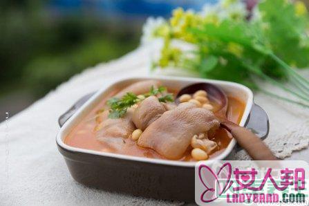夏天必备的滋补养生黄豆炖猪蹄汤的做法