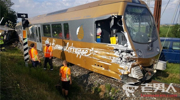 奥地利两火车发生脱轨 车上多为学生已致30人受伤