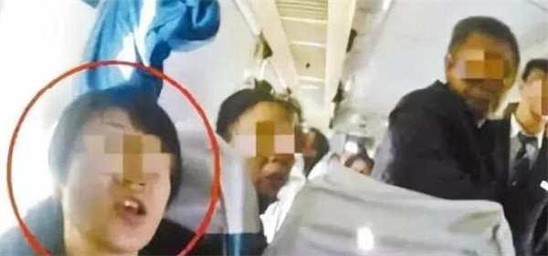 铁路霸座乘客首次被拘 22岁女子：谁先坐就是谁的