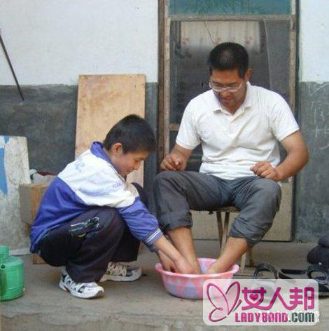 孩子给父母洗脚的温馨画面赏析 如何向父母表达你对他们的爱