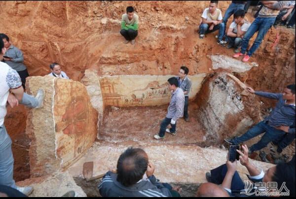 湖南：挖掘机强挖古墓遭质疑 考古人员蓝翔毕业的？