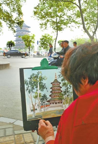 >刘春华画家 76岁女画家街头画"明堂" 立志画全洛阳地标(图)