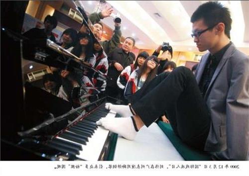 >刘伟无臂钢琴演奏者 无臂钢琴师用脚演奏征服全场观众(组图)