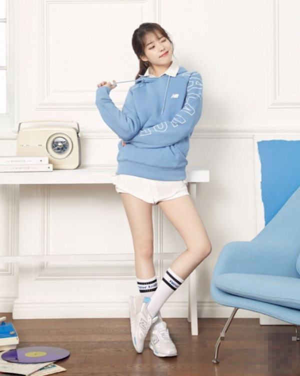 韩星IU代言宣传 粉嫩少女俏皮可爱 时尚休闲运动装气质撩人