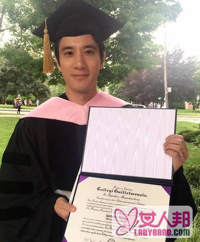 王力宏穿博士服获颁荣誉学位 请叫他Dr.Wang