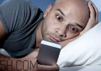 >玩手机和好睡眠不可兼得？睡前记得做这件事！