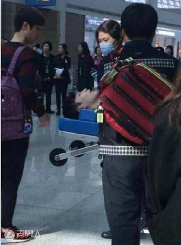 >张艺兴在机场突然晕倒 EXO成员因此取消行程