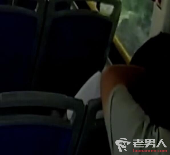 女子公交车上熟睡遭袭胸  大胆斥责要报警吓坏猥亵男