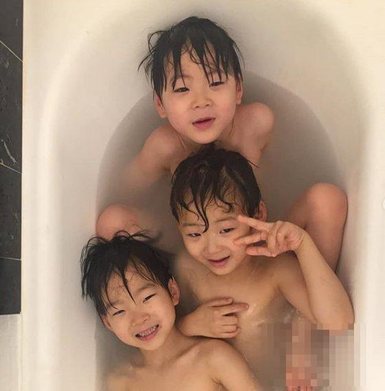 宋一国晒三胞胎儿子坐浴盆洗澡 比 V 卖萌模样可爱