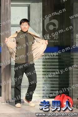 一男子在北京西单图书大厦前裸奔(组图)