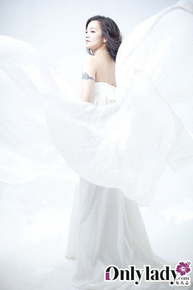 阿雅登《时尚新娘》封面 展现蜕变后的美丽