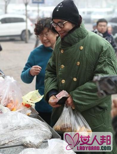 >黄晓明胡子拉碴买油条 秒变“黄屯主”