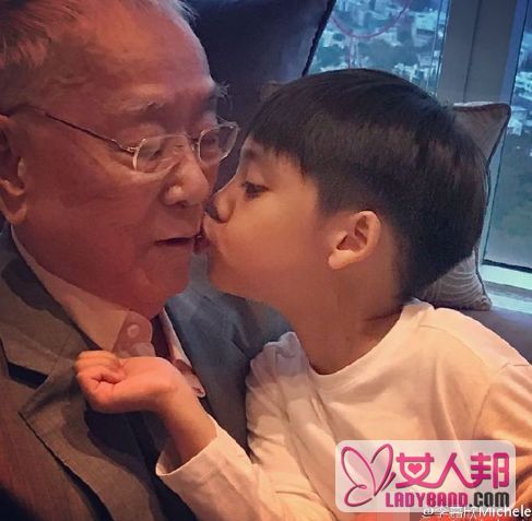 李嘉欣5岁儿子亲吻97岁爷爷 画面里满满都是爱 颜值高又懂事