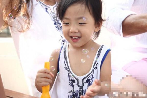刘畊宏小女儿第一天上学开心吐舌 模样动作像极了姐姐小泡芙