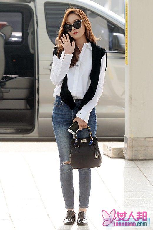 >Jessica现身机场赴上海时装周 白衬衣牛仔裤黑超遮面【组图】