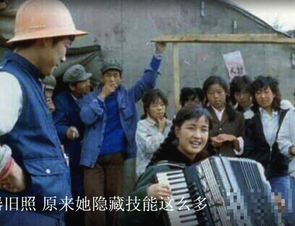 惊呆了！62岁刘晓庆晒弹乐器旧照：为什么偏偏成了演员