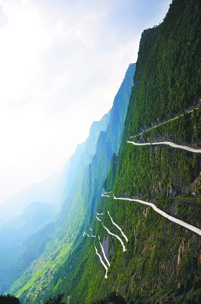 湖北“壁挂公路”大山崖 “逝世公路”成为景象路