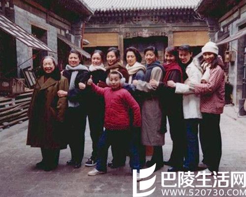 李明启主演的电视剧家有九凤 九个女儿之间故事温馨感人