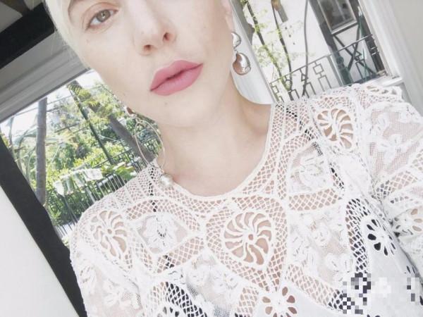 >Lady Gaga穿白色蕾丝裙有点仙 淡雅妆容显气质