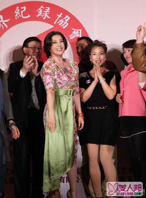 刘晓庆接受颁奖殊荣 拍照摆V手势装可爱