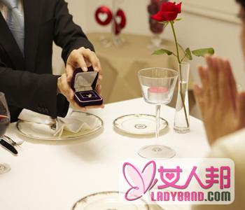 【求婚在订婚前还是订婚后】求婚戒指要买一对吗_浪漫的求婚方式