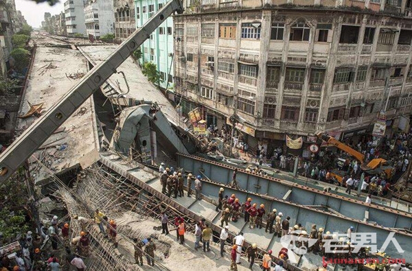 >印度在建桥垮塌 造成16人死亡还有多人被埋