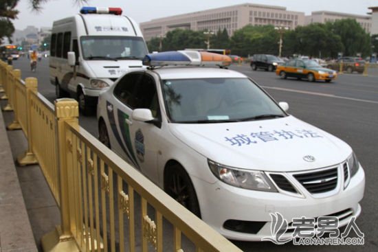 北京长安街发生交通事故 轿车撞上护栏