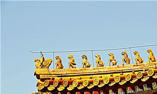 生不进故宫死不去洛阳 北京故宫匾额上有一根箭 为什么200年不摘?