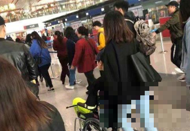 李宇春坐轮椅现身机场  网友心疼喊话：演唱会不重要！