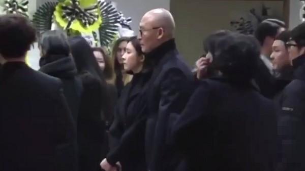 金钟铉前女友申世景现身灵堂吊唁 两人曾因外界反对被迫分手