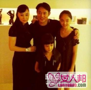 >李连杰49岁生日拍全家福 利智及两个女儿相伴