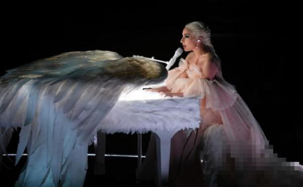 Lady Gaga连续4年献唱格莱美，薄纱羽翼造型美如画，现场堪称女王