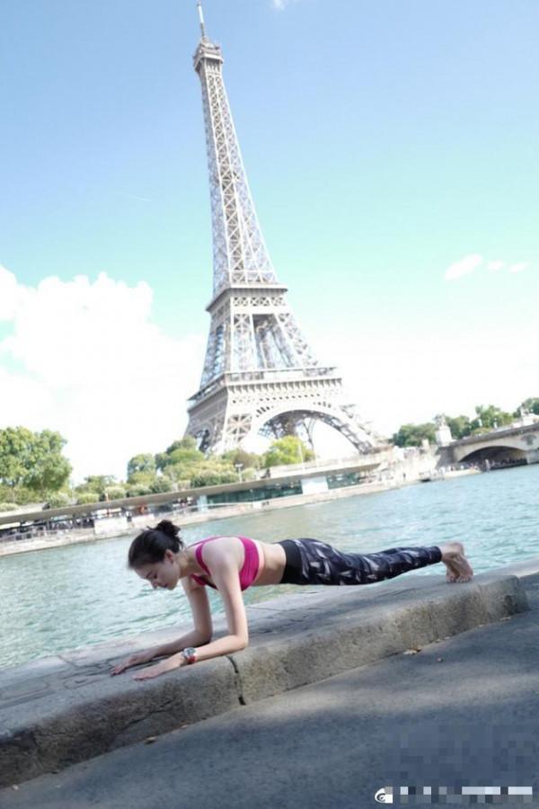 林丹老婆巴黎河边平板支撑 秀小蛮腰身材堪比超模