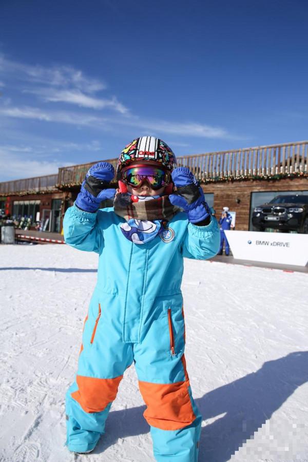 邓莎母子体验滑雪 同款超萌“乌龟”装可爱抢镜