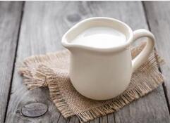 >喝牛奶太快容易腹泻真的吗 加糖时需把握温度