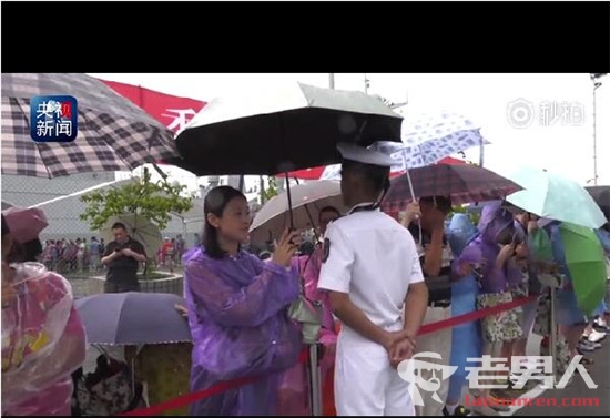 香港市民为战士撑伞 祝愿香港明天更美好