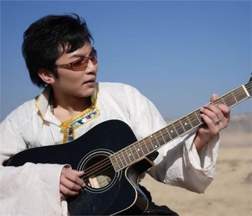 观看藏族歌手扎西顿珠央视音乐频道“歌霸天下”演出