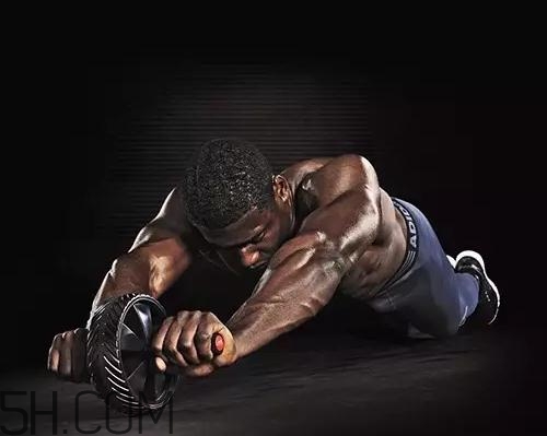 >健腹轮练哪些肌肉？健腹轮和仰卧起坐哪个效果好？