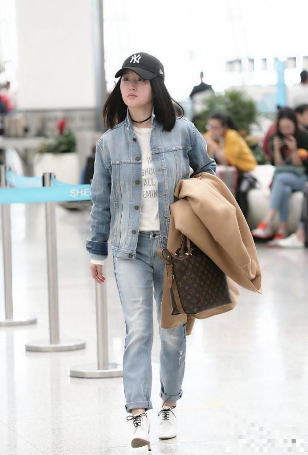>杨钰莹现身机场, 牛仔套装穿出少女感, 网友: 真不信你有47岁!