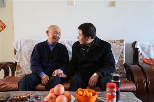 黄永刚身高 内蒙古高路公司黄永刚总经理慰问退休老同志和困难员工