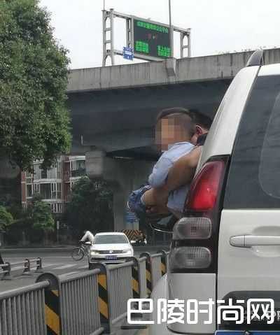 开车带孩子被抱出车窗撒尿 不怕死的家长无知