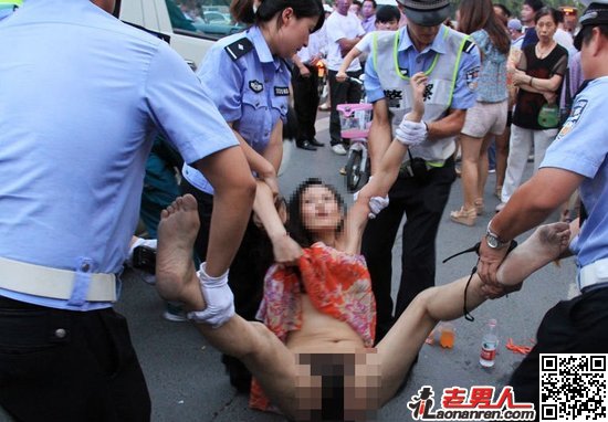 >警察当街抬裸女被围观 街头裸女大盘点【图】