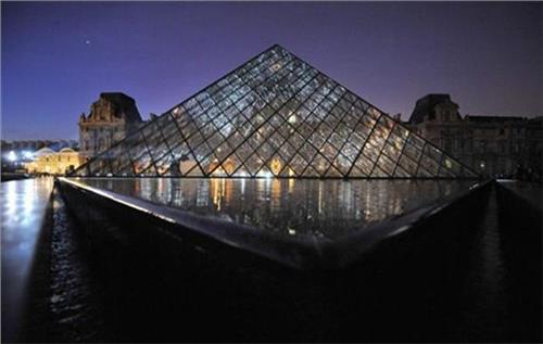 卢浮宫的玻璃金字塔