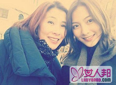 >Kara姜智英与母亲合照曝光 “好像双胞胎姐妹”