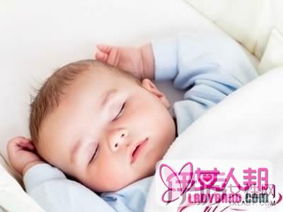 >宝宝睡觉正确睡姿试图  不正确睡姿影响智商发育