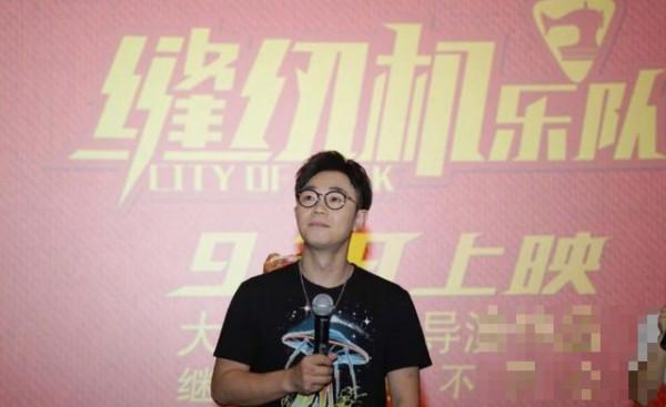 赵本山出席《缝纫机乐队》首映礼，与大鹏合影，看起来老了好多