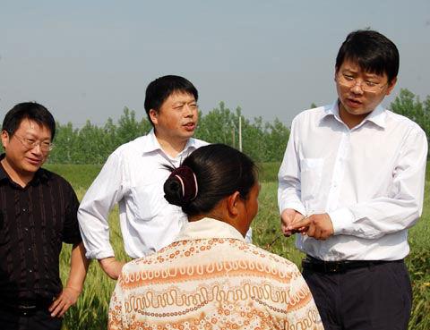 >胡雪峰市长父亲 湖北省宜城市长周森锋的父亲和家庭背景
