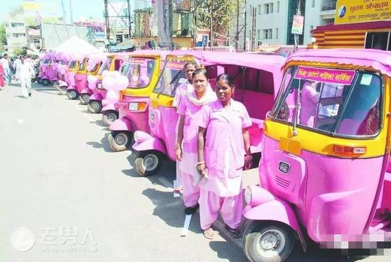 印度街头现粉红三轮出租 让女性远离“咸猪手”困扰