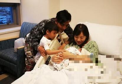 陈龙二胎儿子出生 网友喊话单身大龄儿童胡歌