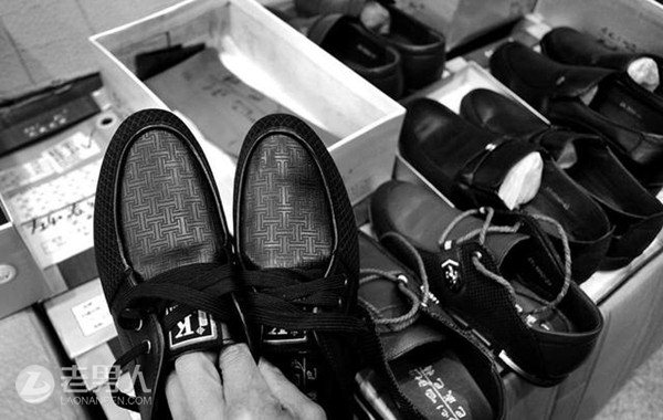 商贩批发来64双鞋 每双都一大一小闹心